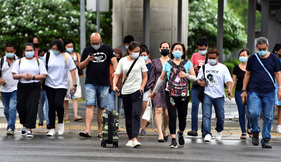 Ngay từ đầu tháng 7, khi các quốc gia trên khắp khu vực châu Á-Thái Bình Dương đang áp dụng các biện pháp hạn chế nghiêm ngặt để ngăn chặn dịch COVID-19 do biến thể Delta, Singapore đã đặt ra lộ trình mới để đưa cuộc sống trở lại trạng thái bình thường - Ảnh: Reuters