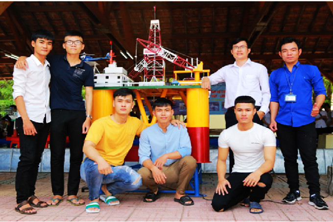 Tiến sĩ Đỗ Quang Thắng (đứng thứ hai, bên phải sang)  và các cộng sự bộ môn Kỹ thuật Tàu thủy, Khoa Kỹ thuật Giao thông.