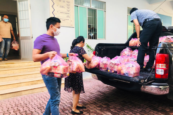 Tặng 100 suất quà cho các hộ dân trong khu phong tỏa