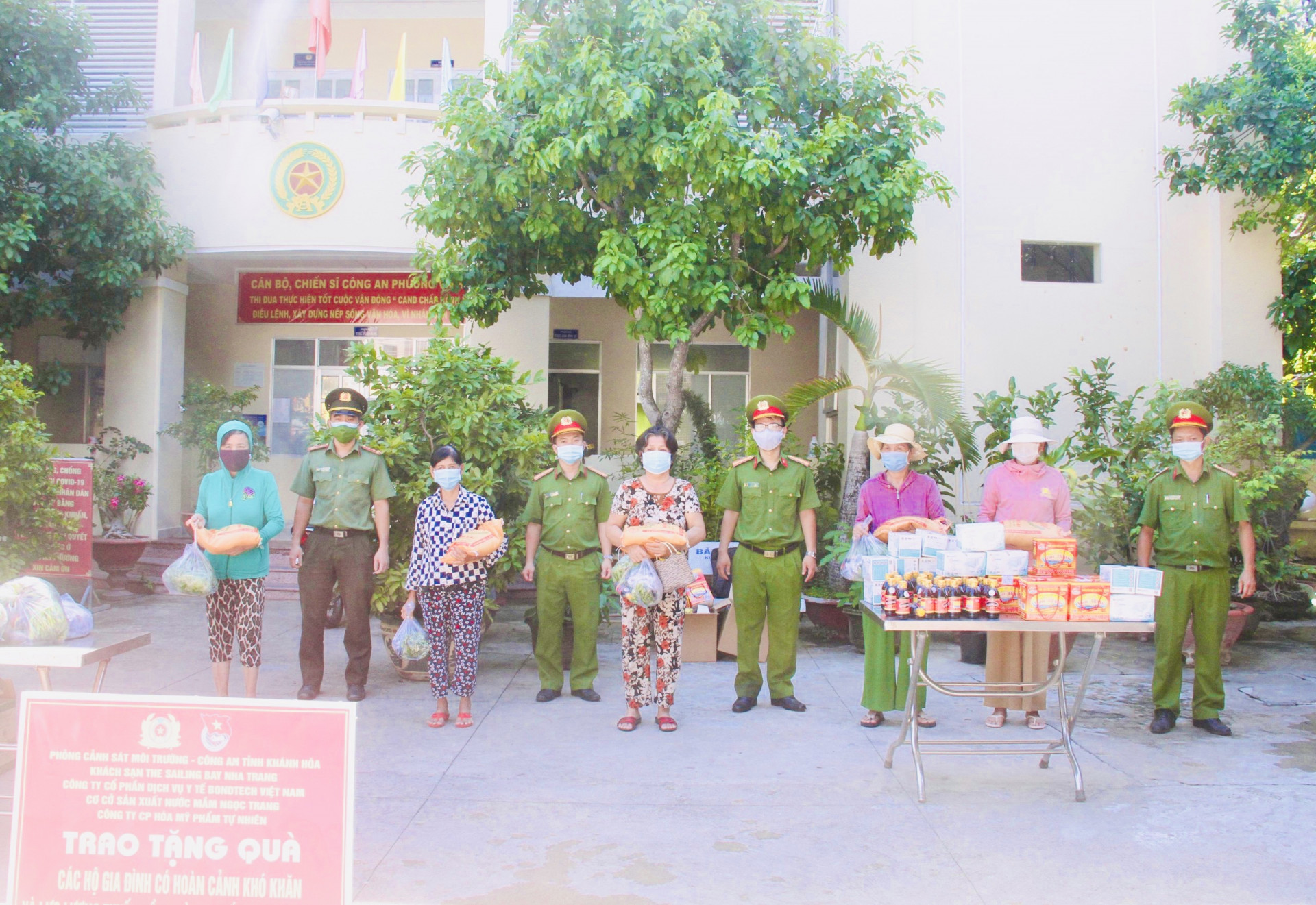 Đại diện Phòng Cảnh sát môi trường và Công an phường Vĩnh Thọ trao quà cho các hộ dân gặp khó khăn vì dịch Covid-19