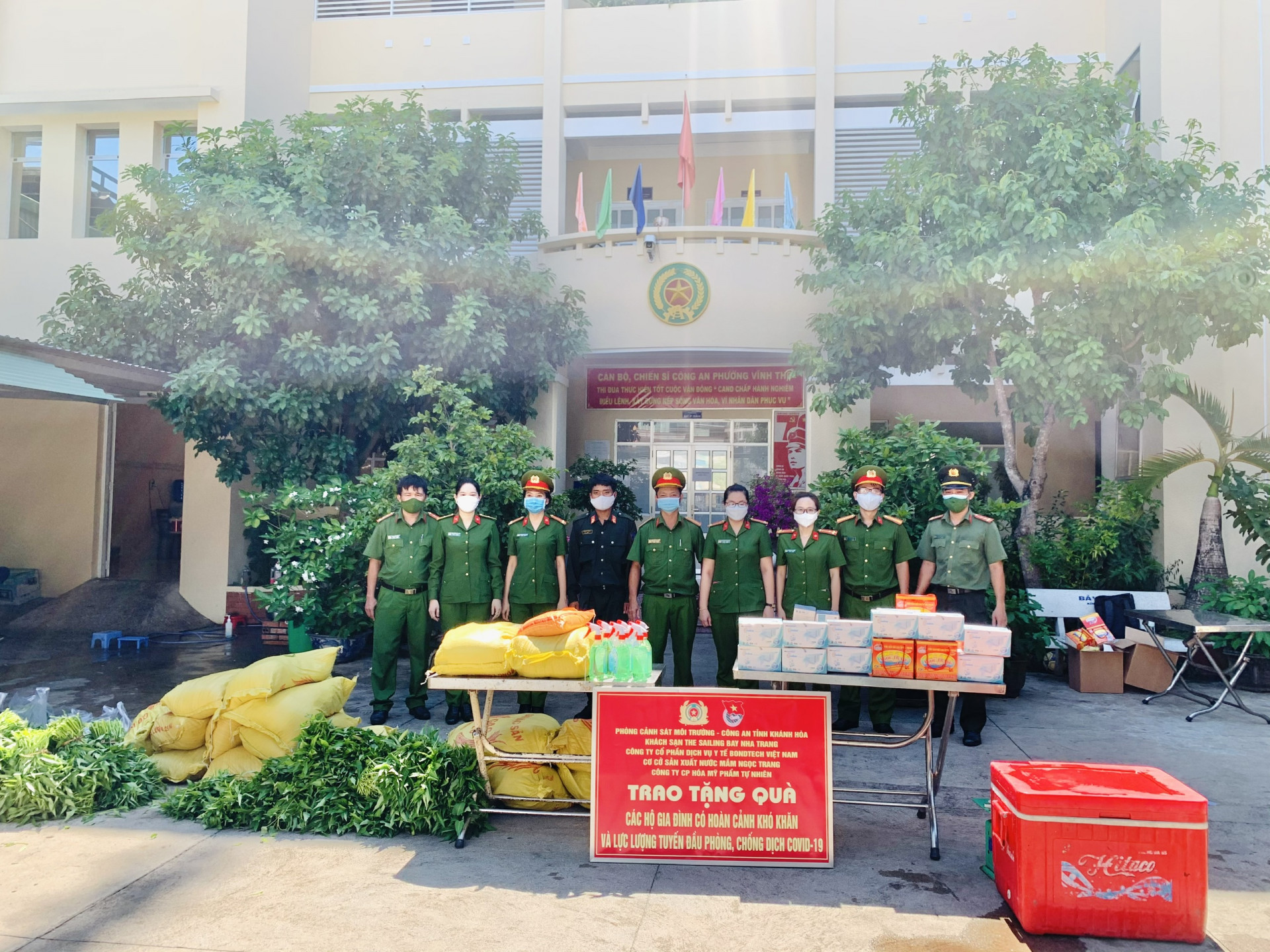 Thay mặt người dân, Công an phường Vĩnh Thọ nhận quà của Phòng Cảnh sát Môi trường và các doanh nghiệp