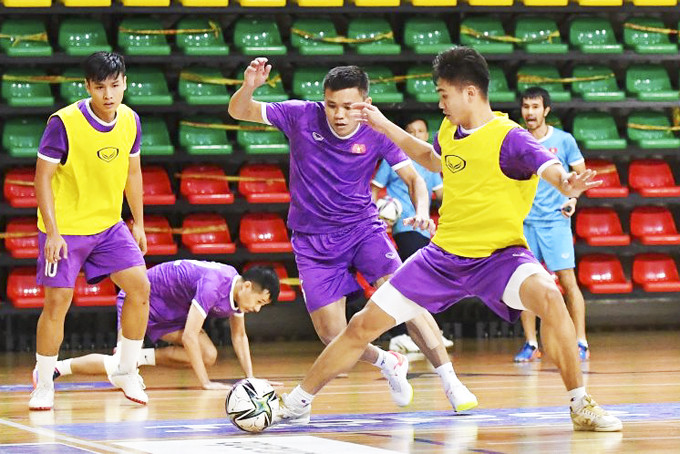 Vietnam national futsal team practicing in Lithuania