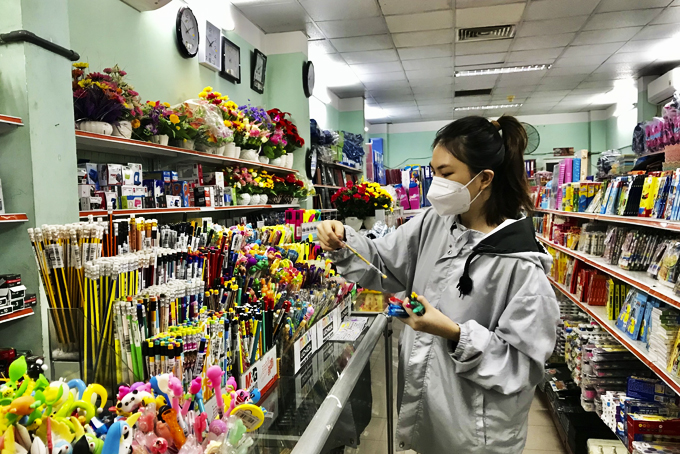 Cung ứng kịp thời sách giáo khoa, đồ dùng học tập