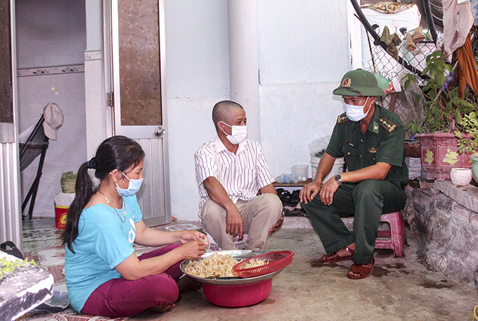 Trung tá chuyên nghiệp Ngô Văn Trân thăm hỏi, động viên các gia đình được phân công phụ trách trên địa bàn.