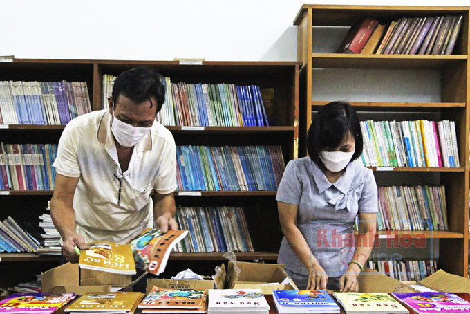 Tiếp nhận sách tại Trường Phổ thông dân tộc nội trú cấp THCS huyện Khánh Vĩnh.