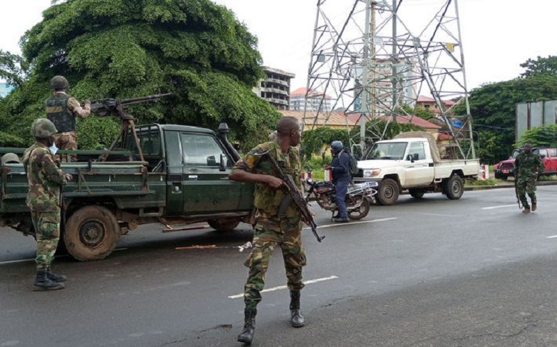 Các binh sĩ có vũ trang tại 1 trạm kiểm soát ở khu vực Kaloum, thủ đô Conakry, Guinea, ngày 6/9, 1 ngày sau cuộc binh biến lật đổ chính quyền của Tổng thống Alpha Conde. (Ảnh: Reuters)