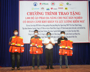 Tặng 160 bộ áo phao cứu sinh đa năng cho ngư dân và kiểm ngư TP. Cam Ranh