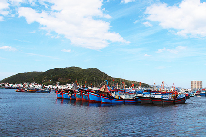 Offshore fishing boats anchoring at Hon Ro port