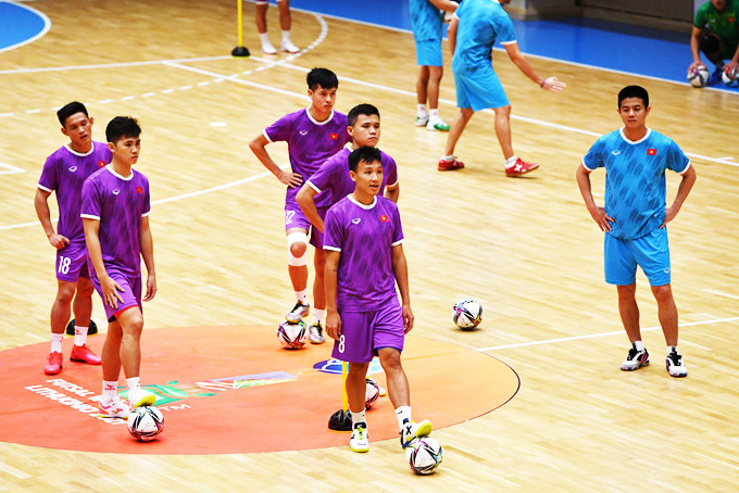 Vietnamese futsal players in a training session in Lithuania