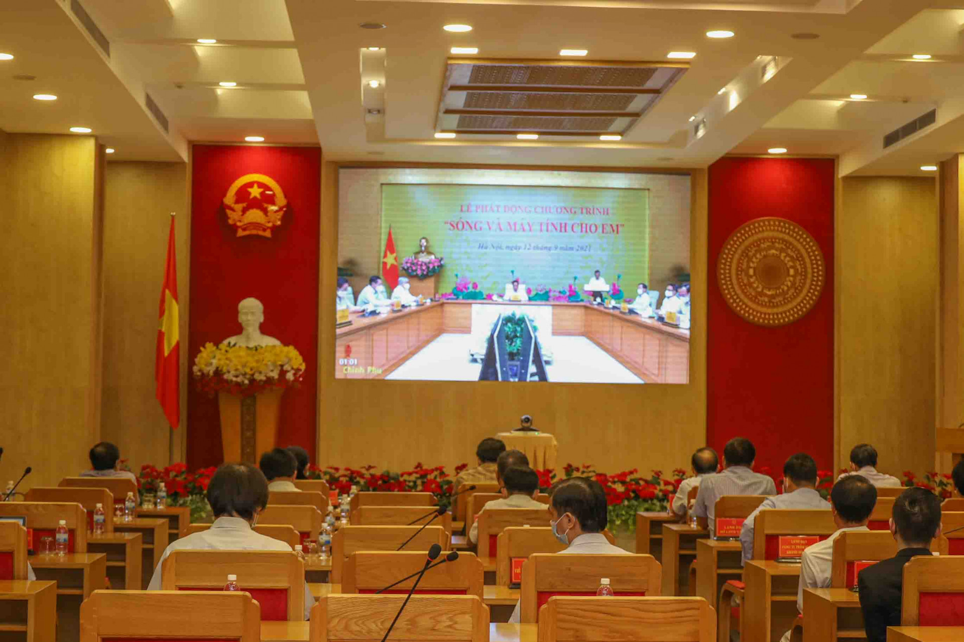 Hình ảnh buổi lễ phát động trực tuyến chương trình Sóng và Máy tính cho em nhìn từ điểm cầu tỉnh Khánh Hòa. 