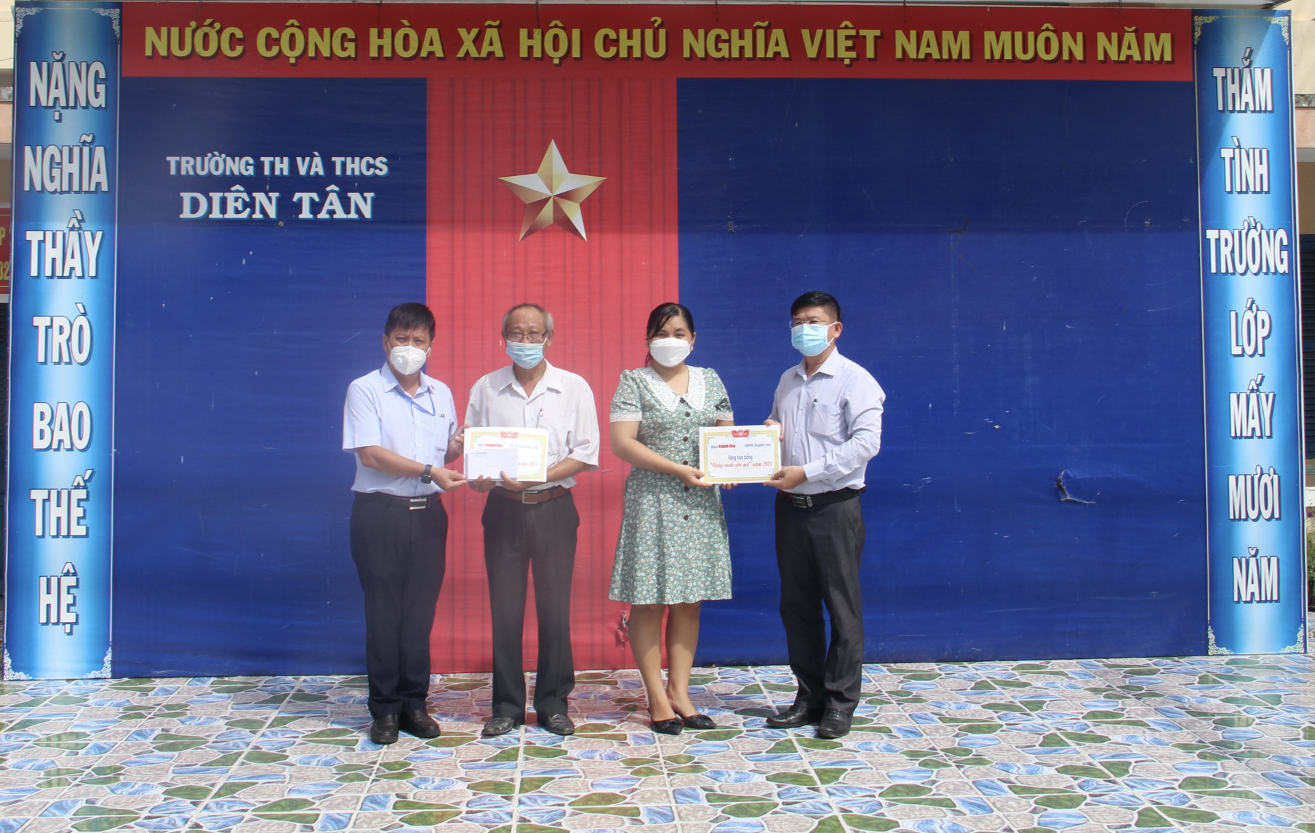 Lãnh đạo Báo Khánh Hòa và Tổng Công ty Khánh Việt trao học bổng cho đại diện Trường Tiểu học và THCS Diên Tân để chuyển đến các em.