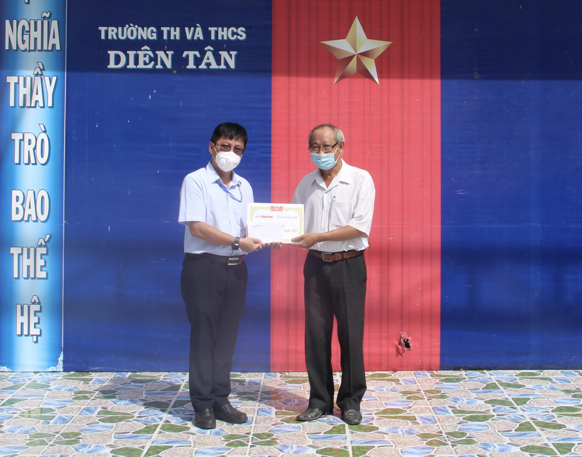 Ông Nguyễn Thành Tuyến - Phó Chủ tịch Công đoàn Tổng Công ty Khánh Việt trao 10 suất học bổng cho học sinh khối THCS.