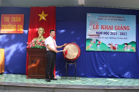 Ông Ngô Văn Hưng - Chủ tịch UBND thị trấn Trường Sa đánh trống khai giảng năm học mới,
