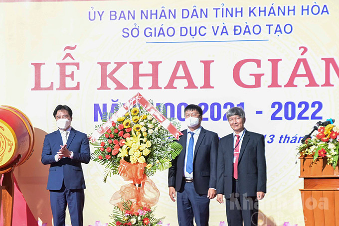 Nguyen Khac Toan (left) offering flowers to the province’s education and training sector