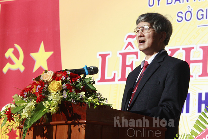 Le Dinh Thuan, Deputy Director of Khanh Hoa Provincial Department of Education and Training, reading the letter from State President to attendees