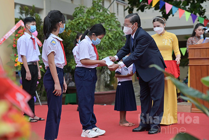 Tran Ngoc Thanh offering ten scholarships to students with difficult circumstances