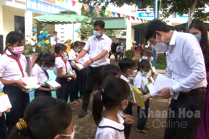 Dinh Van Thieu giving gifts to students in Ba Cum Bac Commune, Khanh Son District (Photo: Dinh Luan)