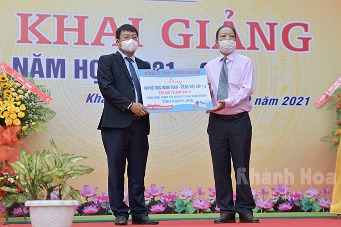 Tuong Nghiem Co., Ltd. offering 400 sets of learning materials to 1st and 2nd disadvantaged students in Khanh Hoa