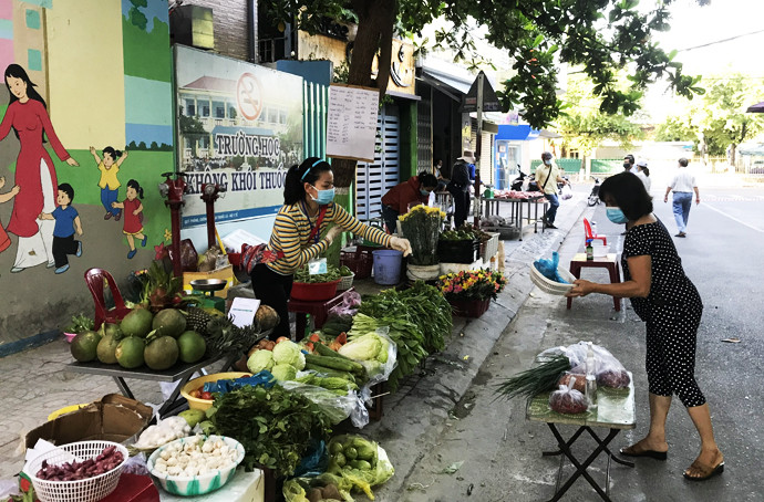 Người dân mua hàng tại chợ trên đường Bà Triệu, TP. Nha Trang. 