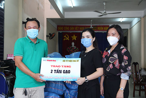 Đại diện phường Vĩnh Phước nhận quà hỗ trợ. 