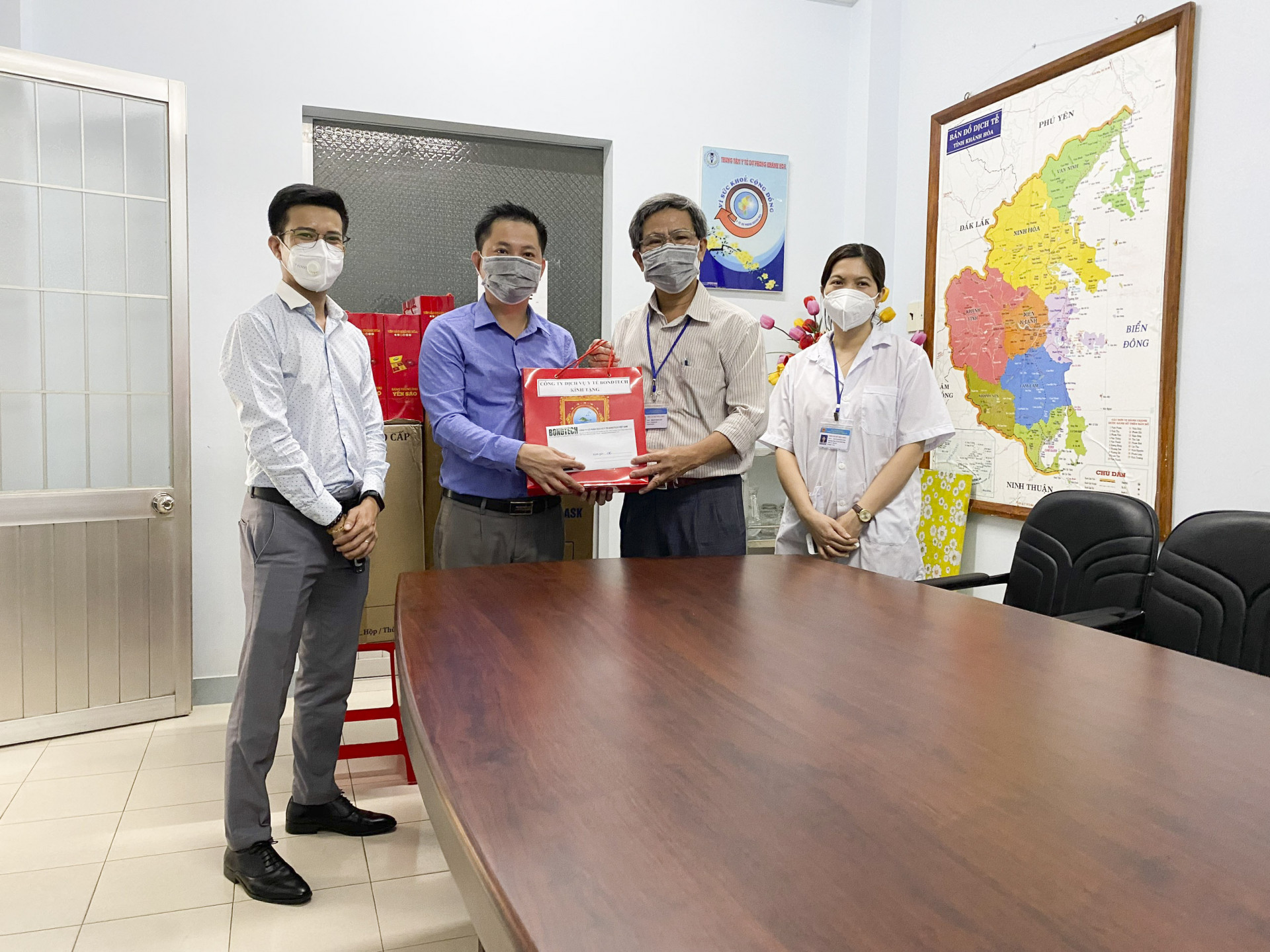 Lãnh đạo Công ty Cổ phần Dịch vụ Y tế Bondtech Việt Nam trao quà tri ân tập thể cán bộ, nhân viên CDC Khánh Hòa