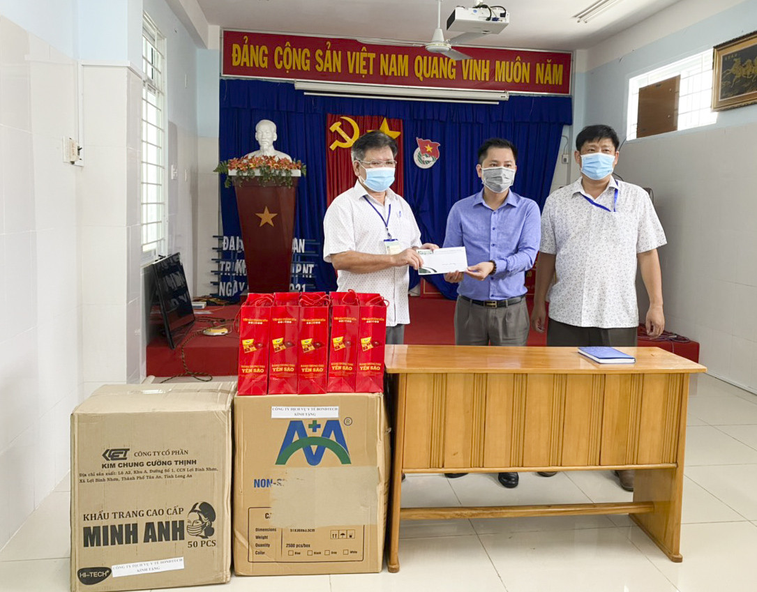 Lãnh đạo Trung tâm Y tế TP. Nha Trang nhận quà của Công ty Cổ phần Dịch vụ Y tế Bondtech Việt Nam