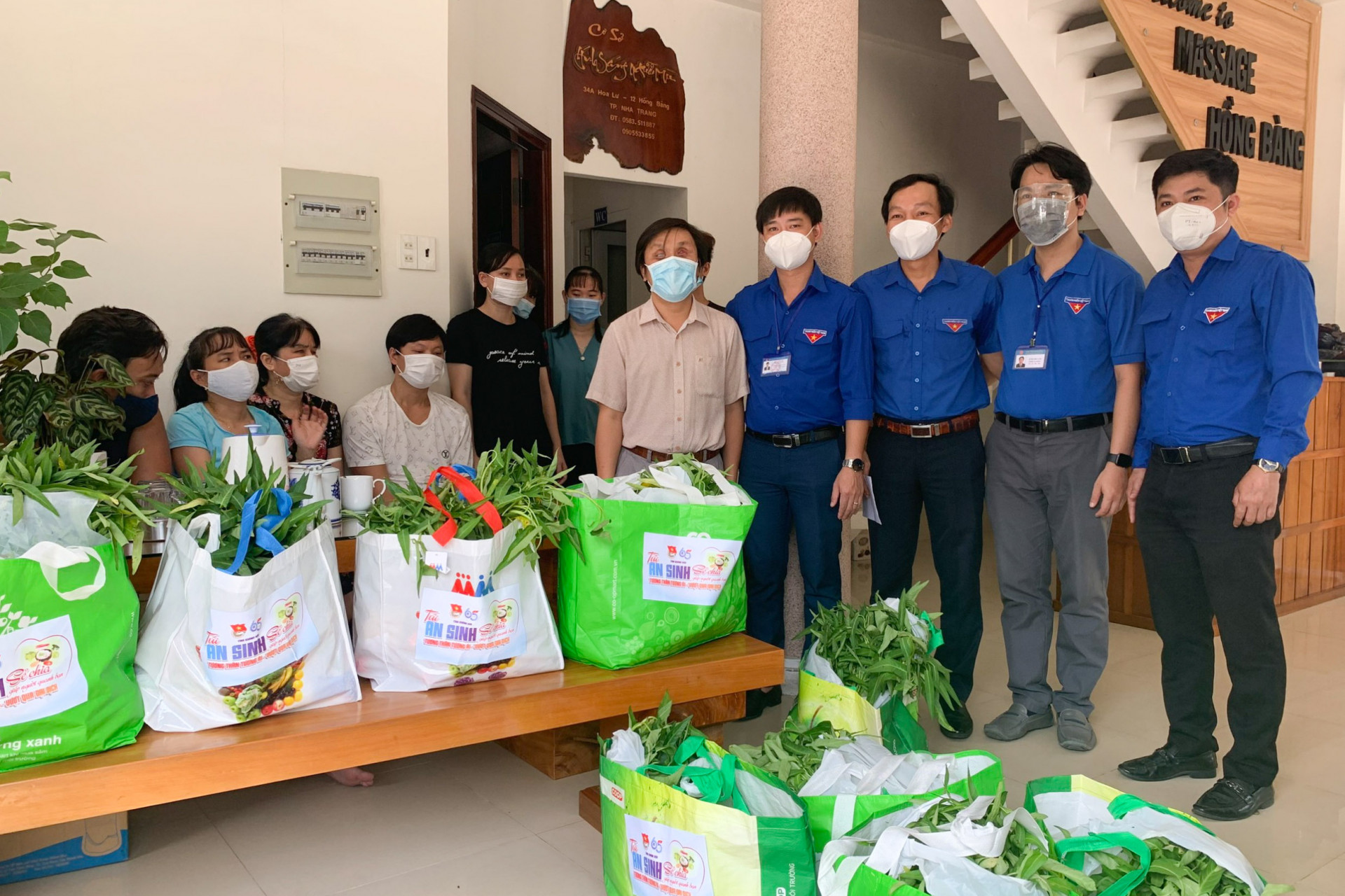 Tỉnh đoàn trao quà hỗ trợ những người khiếm thị gặp khó khăn do dịch Covid-19 đang làm việc tại một cơ sở massage trên đường Hồng Bàng
