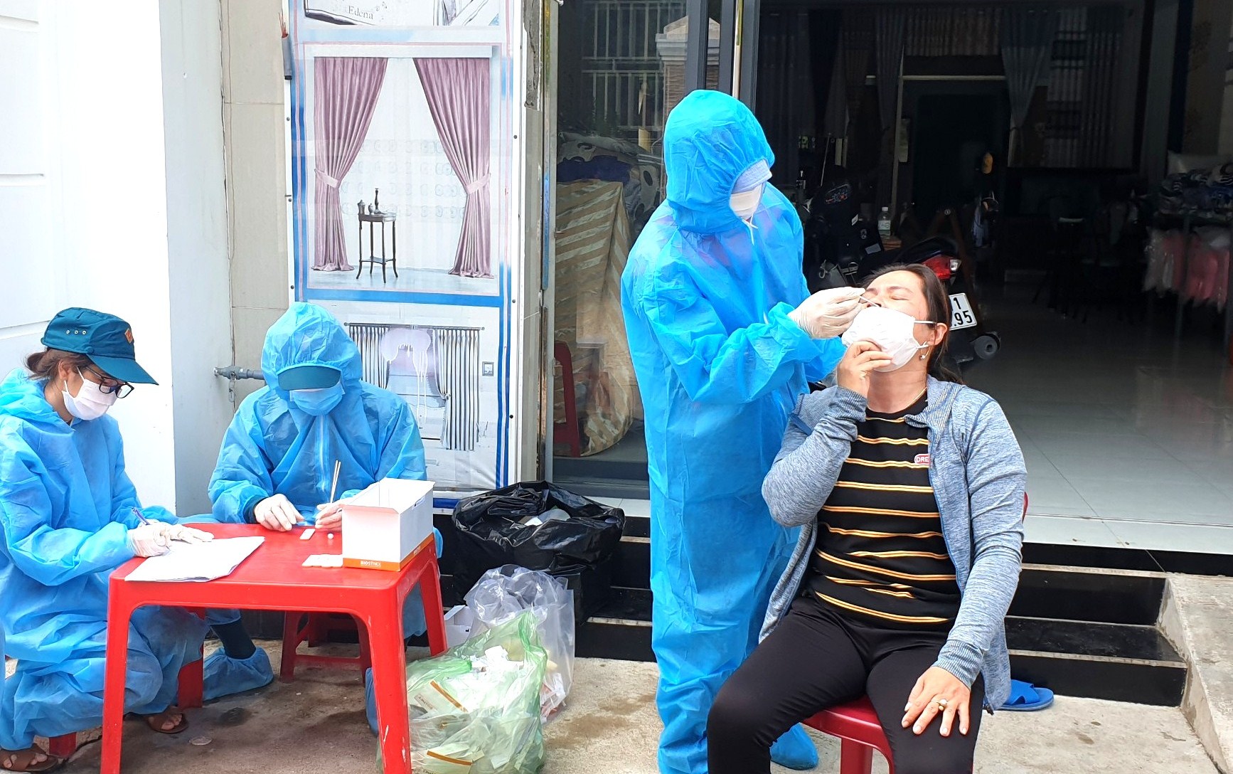 Vạn Ninh lấy mẫu tầm soát Covid-19 100% người dân