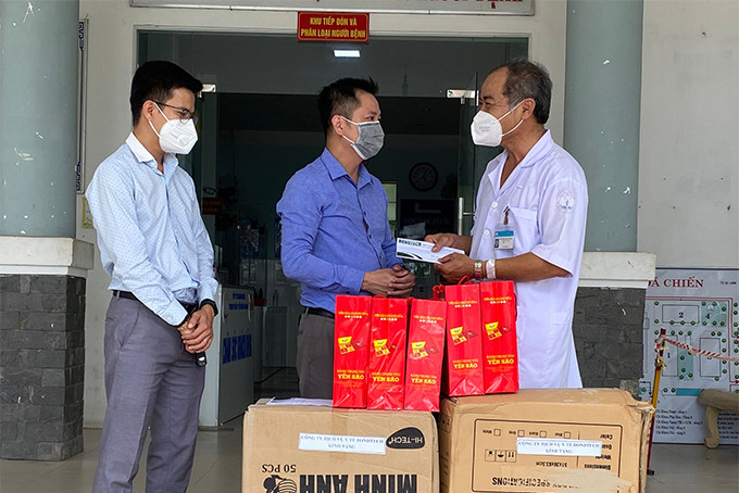 Lãnh đạo Trung tâm Y tế TP. Nha Trang nhận quà của Công ty Cổ phần Dịch vụ Y tế Bondtech Việt Nam