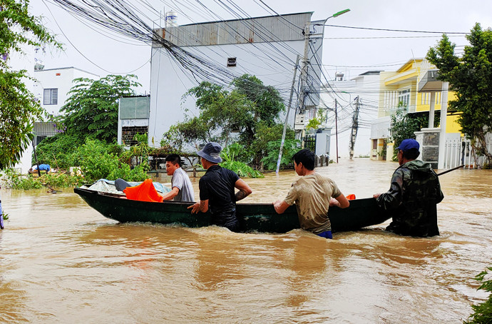 Mưa lớn gây ngập lụt tại xã Vĩnh Thạnh, Nha Trang cuối năm 2020.