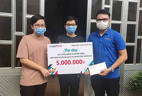 MobiFone tỉnh Khánh Hòa tặng quà cho 2 anh em sinh đôi đạt thủ khoa, á khoa