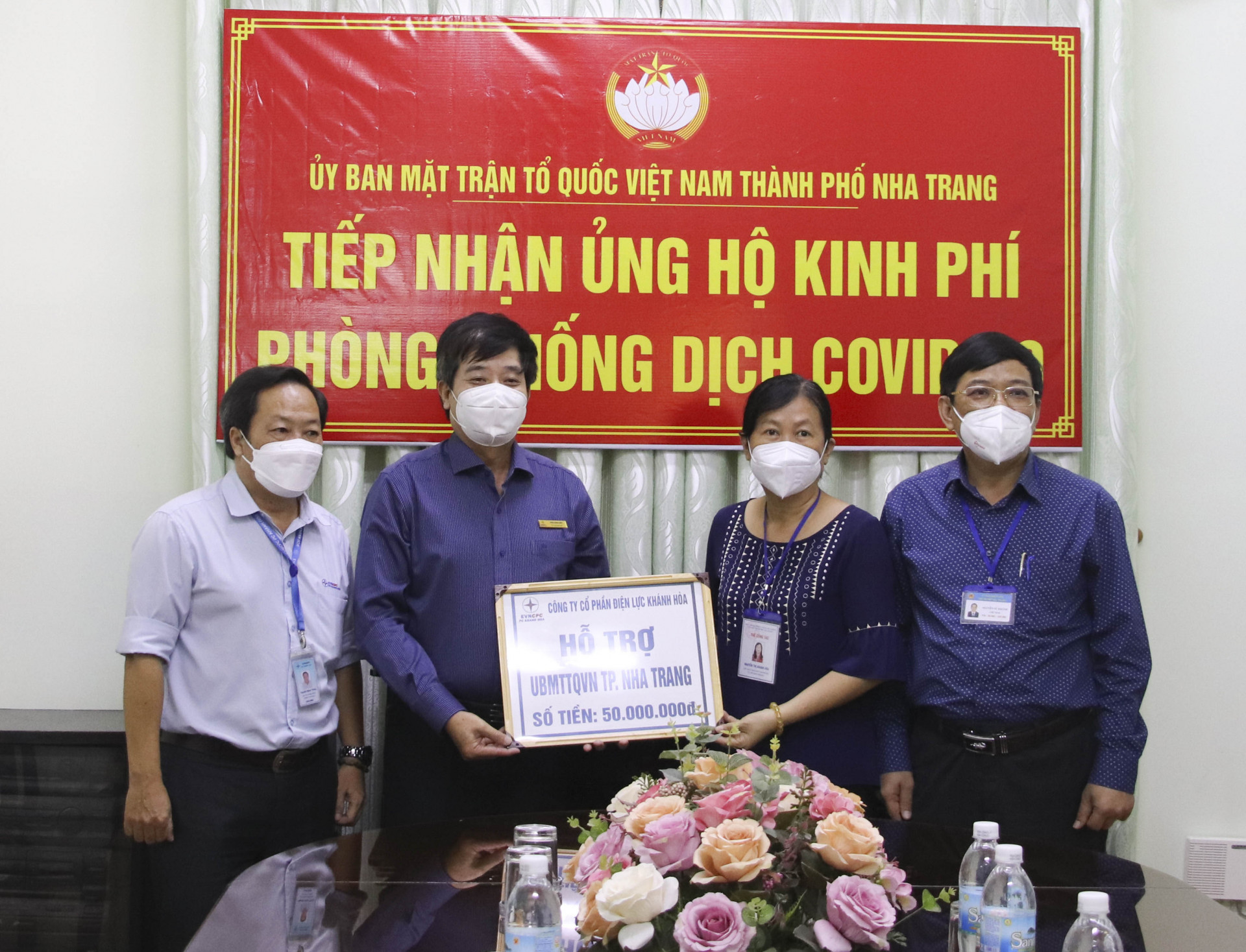 Đại diện TP. Nha Trang tiếp nhận tiền hỗ trợ.