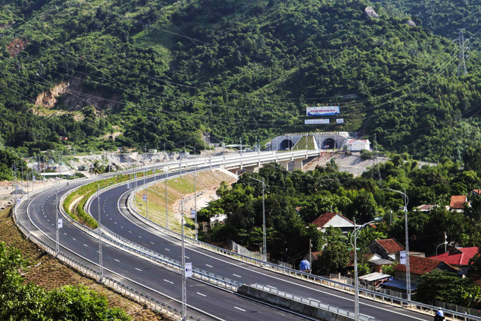 Quốc lộ 1 qua địa bàn xã Đại Lãnh, huyện Vạn Ninh.