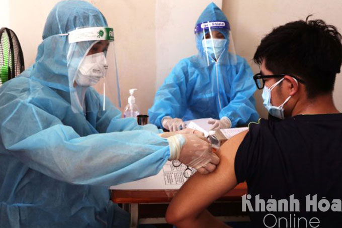 Tiêm vắc xin cho người dân ở TP. Nha Trang