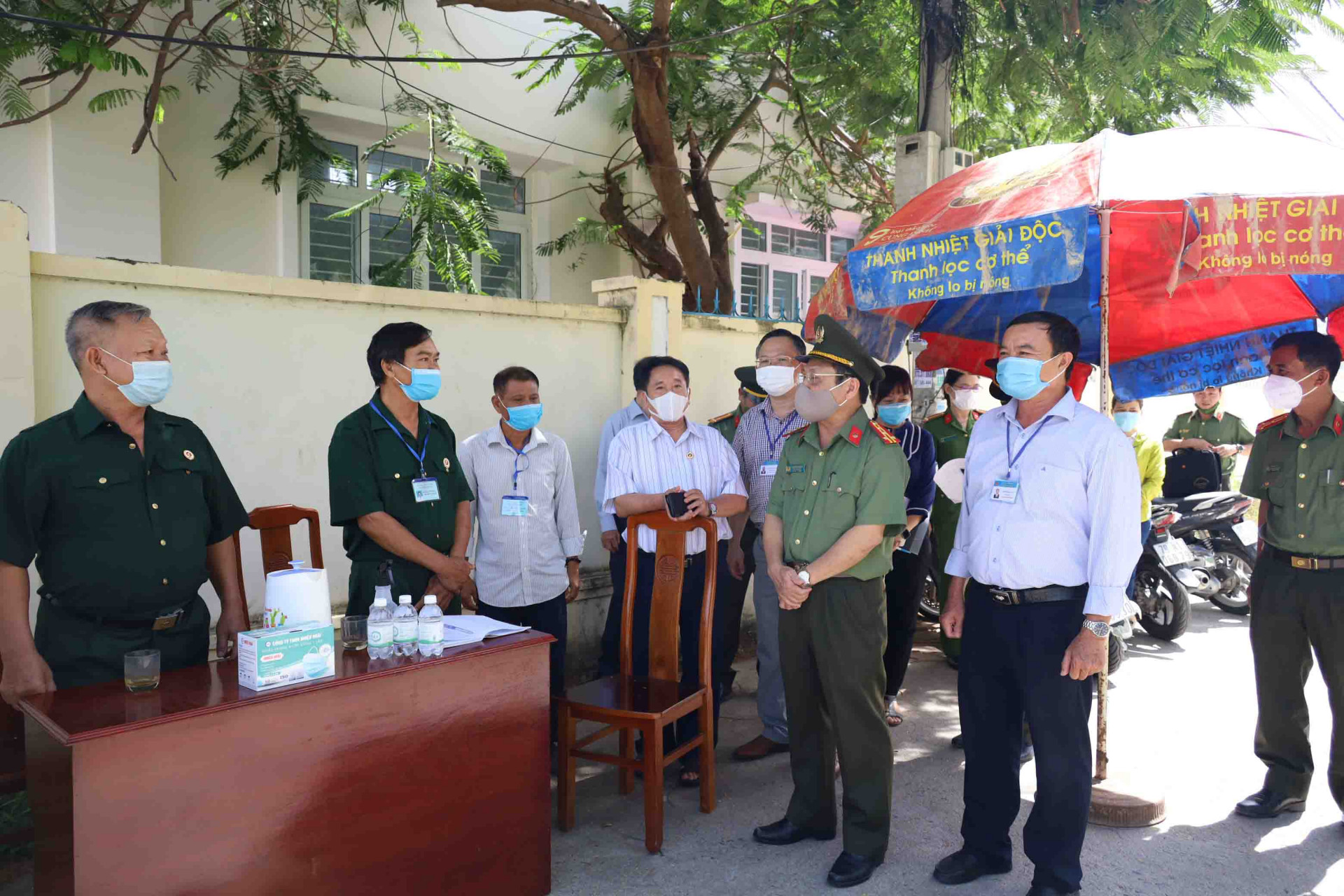Các thành viên của Ban Chỉ đạo phong trào Toàn dân tham gia xây dựng địa bàn an toàn trong phòng, chống dịch Covid-19 tỉnh Khánh Hòa kiểm tra thực tế tại chốt kiểm soát ở thôn Phú Vinh 2. 