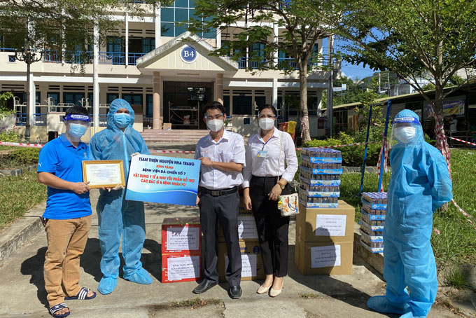Nhóm Thiện nguyện Nha Trang tặng trang thiết bị y tế cho Bệnh viện Dã chiến số 7