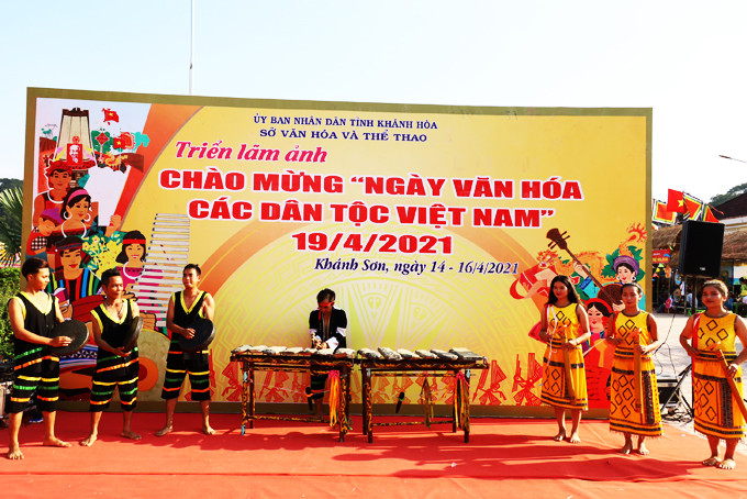Raglai people in Khanh Son District performing traditional musical instruments (Photo: taken in April 2021)