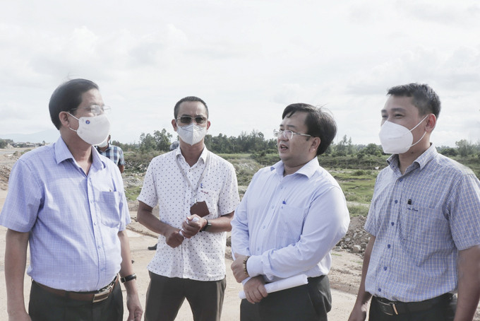 Ông Nguyễn Tấn Tuân kiểm tra dự án.