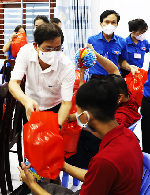 Chủ tịch UBND tỉnh Nguyễn Tấn Tuân trao 105 suất quà cho trẻ em ở thị xã Ninh Hòa