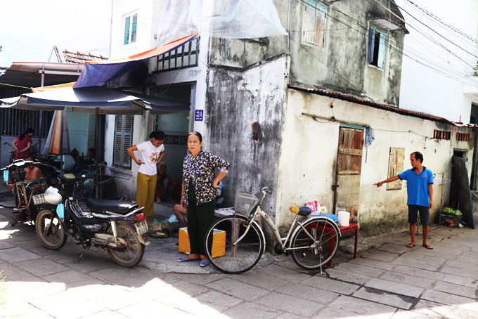 Khu dân cư ở tổ dân phố Đông Môn 4 thấp hơn mặt đường Nguyễn Trãi nên thường bị ngập vào mùa mưa.
