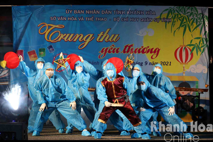 Nhóm nhảy của Đoàn ca múa nhạc Hải Đăng khuấy động chương trình đêm văn nghệ bằng tiết mục mở màn Cuội khờ.