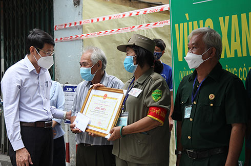 Khen thưởng các tập thể xuất sắc bảo vệ địa bàn an toàn trong phòng, chống dịch Covid-19 ở Nha Trang