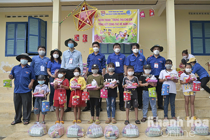 122 gifts were offered to the children on Vung Ngan Island. The gifts included lanterns, notebooks, milk, candies, etc. 