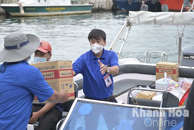 Transporting Mid-Autumn gifts from mainland to Vung Ngan Island