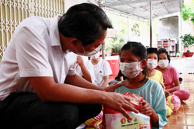 Ông Nguyễn Hải Ninh hỏi thăm các em nhỏ nhân dịp Tết Trung thu.