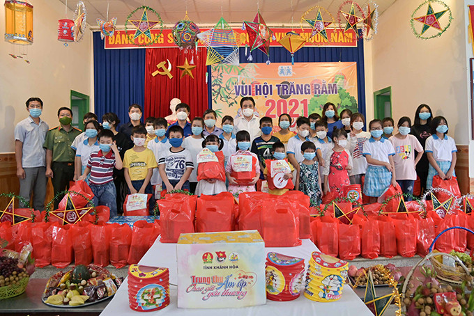 Lãnh đạo tỉnh trao quà và chụp hình lưu niệm cùng các thiếu nhi Làng Trẻ em SOS Nha Trang