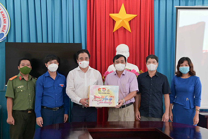 Ông Nguyễn Khắc Toàn trao biểu trưng các phần quà cho lãnh đạo Trung tâm Bảo trợ xã hội tỉnh để trao cho các thiếu nhi