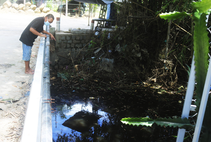 Nước đen ô nhiễm mương, lạch tại cầu Bà Lánh.