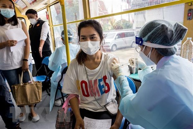 Dịch vụ xe buýt tham gia chiến dịch tiêm chủng vaccine phòng COVID-19 cho người cao tuổi và nhóm người dễ bị tổn thương tại Bangkok ,Thái Lan,ngày 8/9/2021. (Ảnh: AFP/TTXVN)