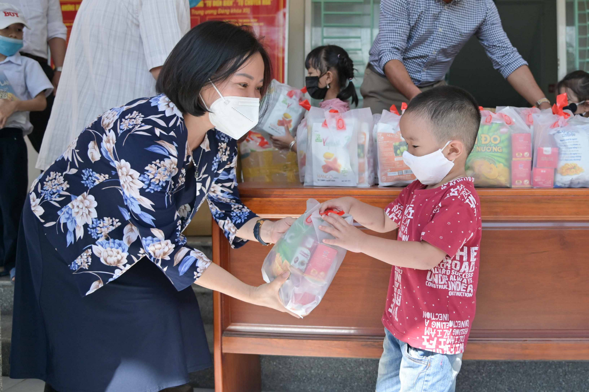Bà Thái Thị Lệ Hằng - Phó Tổng Biên tập Báo Khánh Hoà trao quà cho các thiếu nhi
